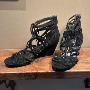 Kenneth Cole Cake Pop Wedge, Black Suede, Size 11, excellent condition